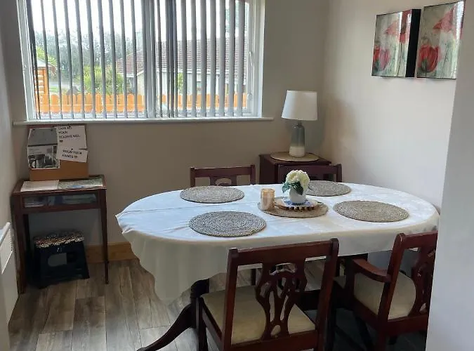 Harmony House Enclosed Near And 펜션 트라모어