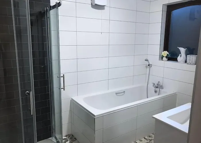 Harmony House Enclosed Near And 펜션 트라모어